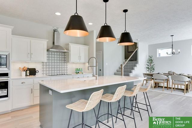 18827 Riviera Drive, Omaha, NE 68136