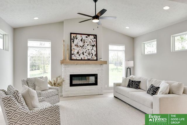 18827 Riviera Drive, Omaha, NE 68136