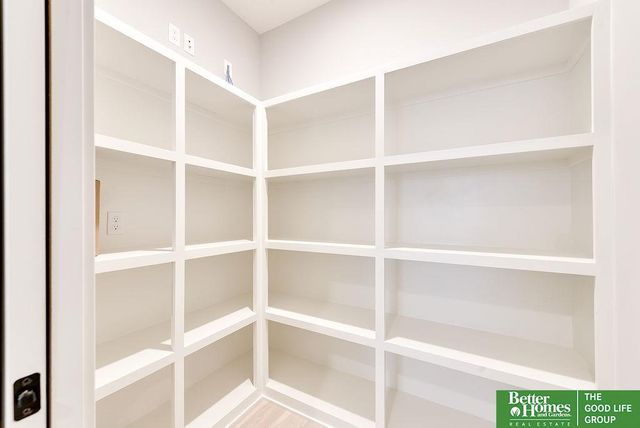 18827 Riviera Drive, Omaha, NE 68136