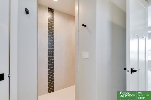 18827 Riviera Drive, Omaha, NE 68136