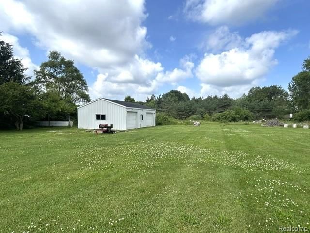 8475 Bridge Lake Road, Springfield Charter Township, MI 48348