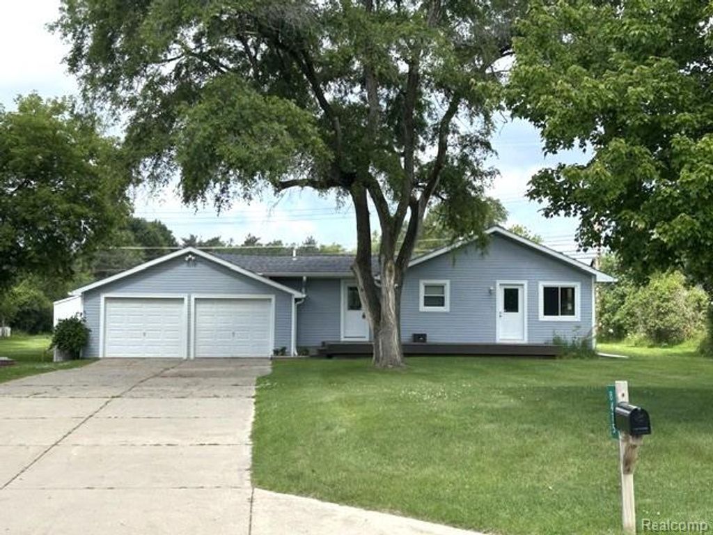 8475 Bridge Lake Road, Springfield Charter Township, MI 48348