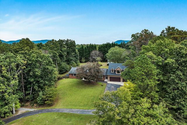 83 Springview CT, Troutville, VA 24175