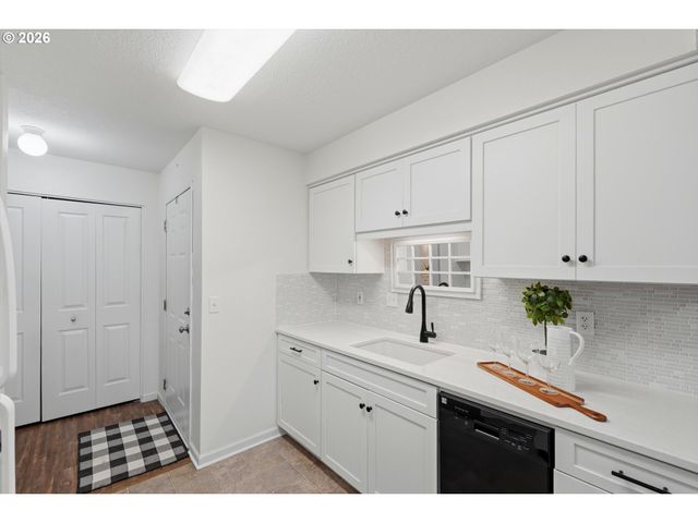 10620 Sw DAVIES Rd 4, Beaverton, OR 97008