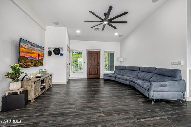 1829 W CLOUD Road, Phoenix, AZ 85086