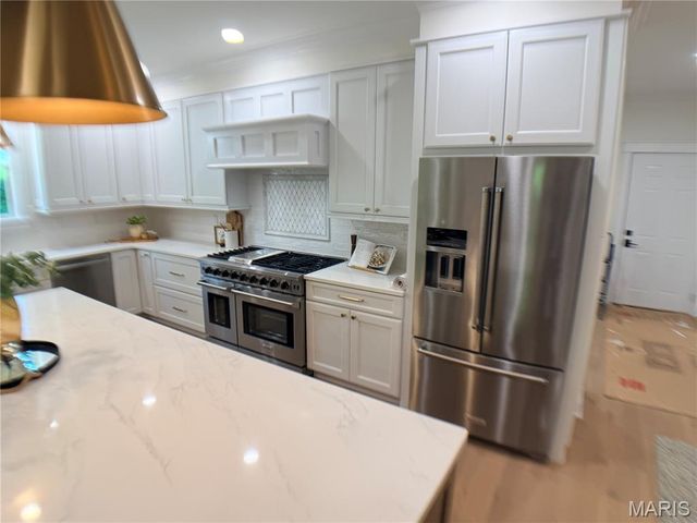 11001 Clayton Road, Clayton, MO 63131