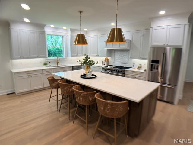 11001 Clayton Road, Clayton, MO 63131