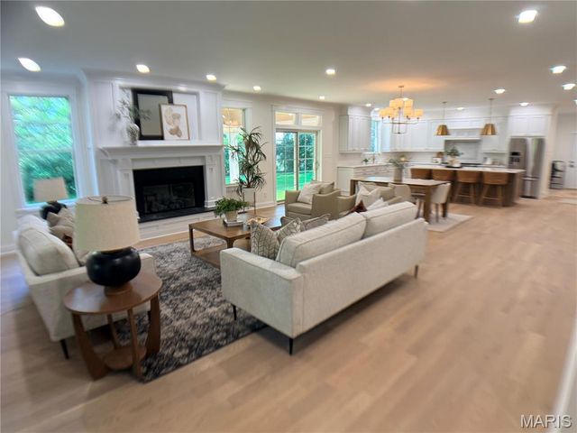 11001 Clayton Road, Clayton, MO 63131