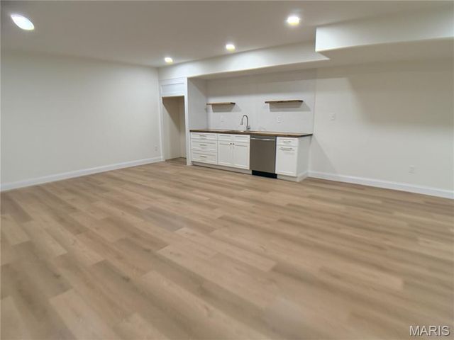 11001 Clayton Road, Clayton, MO 63131
