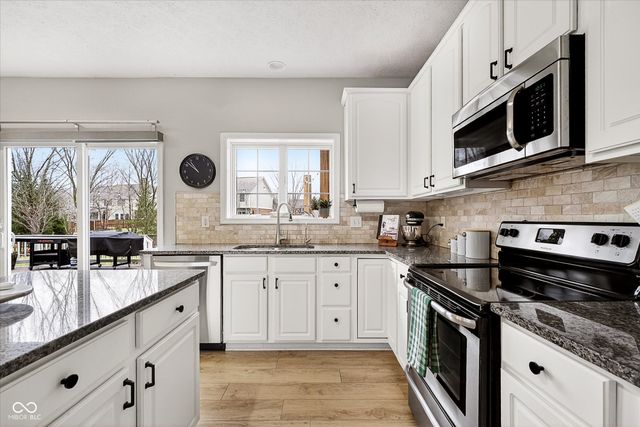 8927 Winterberry Court, Zionsville, IN 46077