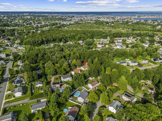 2 Cutter Ln, Dartmouth, MA 02748