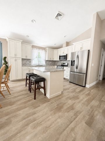 2 Cutter Ln, Dartmouth, MA 02748