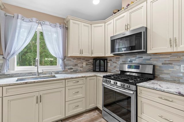 2 Cutter Ln, Dartmouth, MA 02748