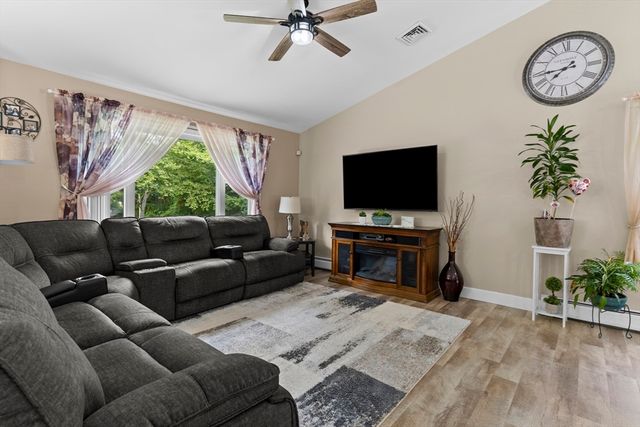 2 Cutter Ln, Dartmouth, MA 02748