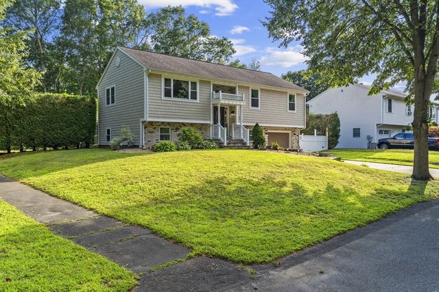 2 Cutter Ln, Dartmouth, MA 02748