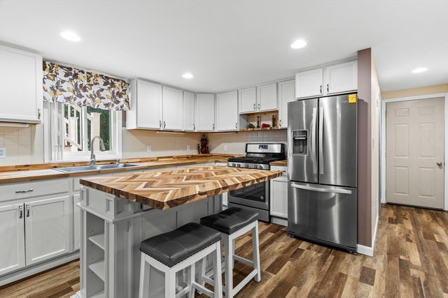 2 Cutter Ln, Dartmouth, MA 02748