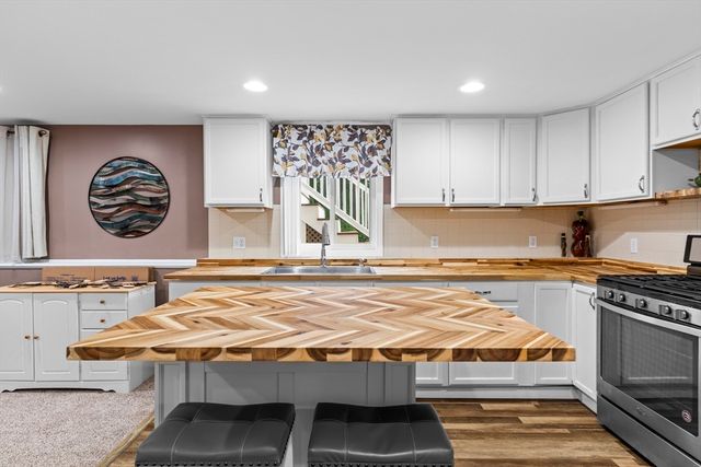 2 Cutter Ln, Dartmouth, MA 02748