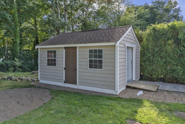 2 Cutter Ln, Dartmouth, MA 02748