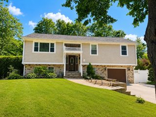 2 Cutter Ln, Dartmouth, MA 02748