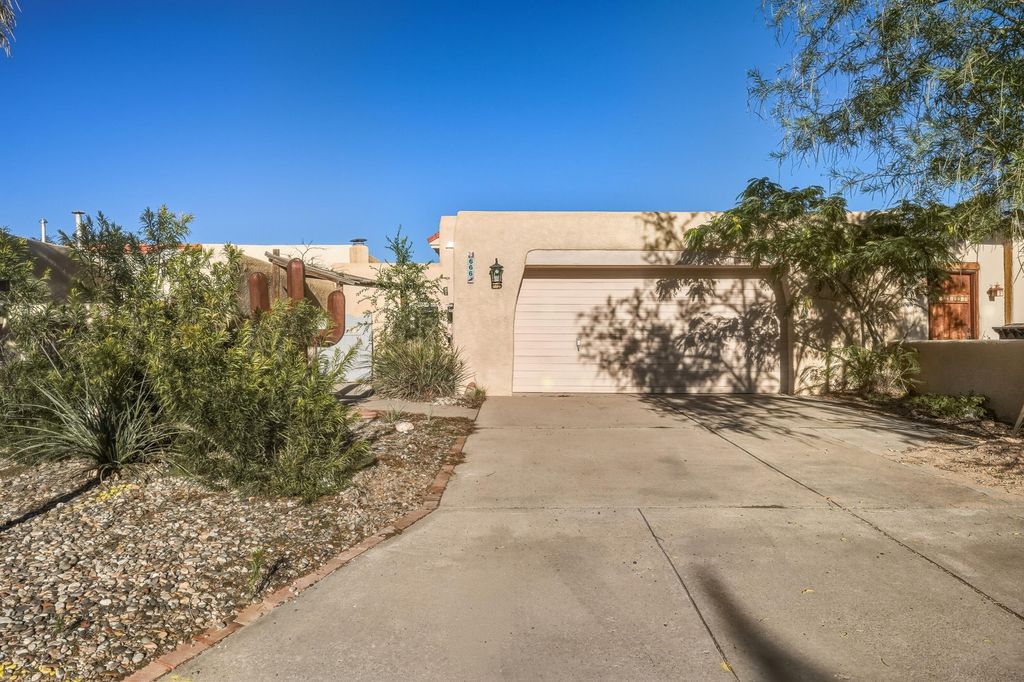 666 Lakeview Circle SE, Rio Rancho, NM 87124