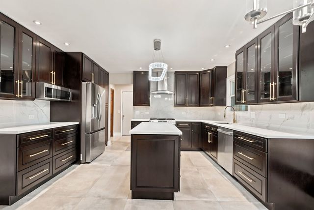 1221 W Sable Drive, Addison, IL 60101