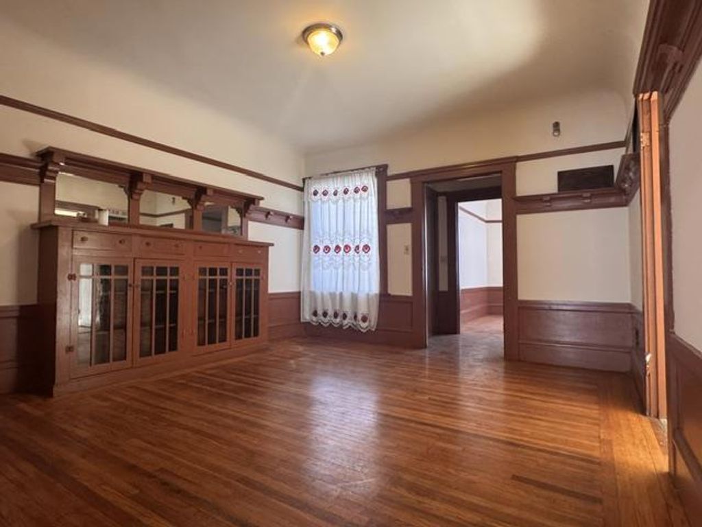Image 4 of property listing at Mission Street, San Francisco, CA 94112