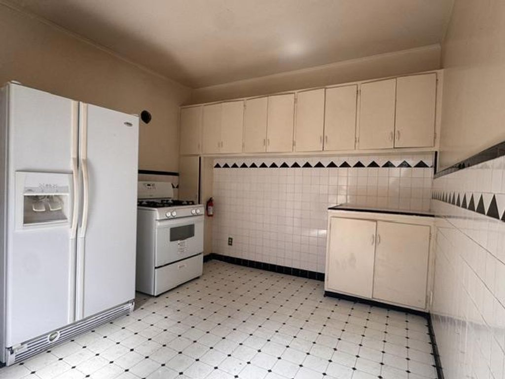 Image 8 of property listing at Mission Street, San Francisco, CA 94112