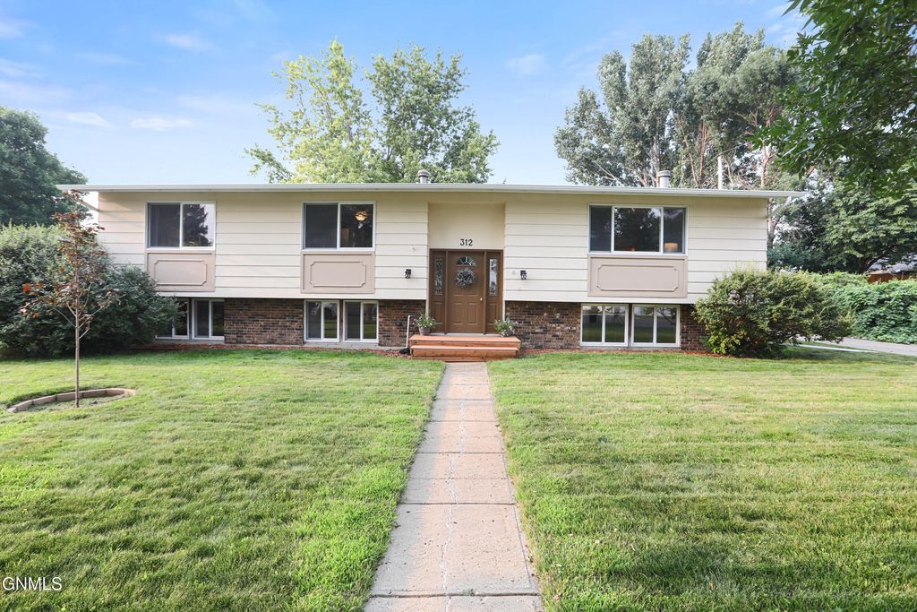 312 18th Street E, Williston, ND 58801 photo 2
