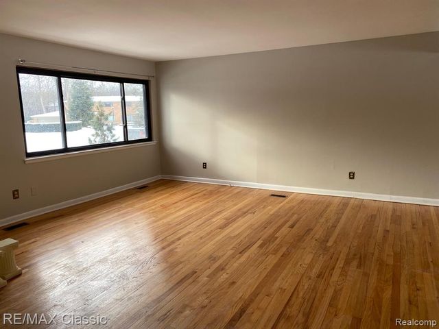 112 E Hickory Grove Road, Bloomfield Hills, MI 48304