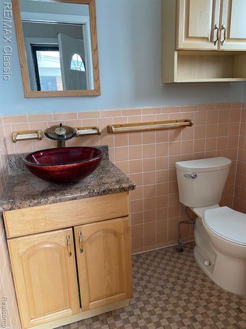 112 E Hickory Grove Road, Bloomfield Hills, MI 48304