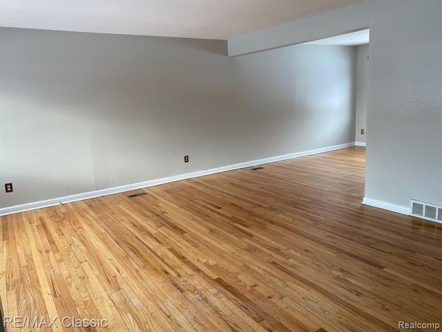 112 E Hickory Grove Road, Bloomfield Hills, MI 48304