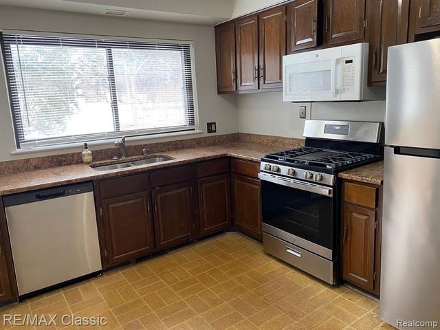 112 E Hickory Grove Road, Bloomfield Hills, MI 48304