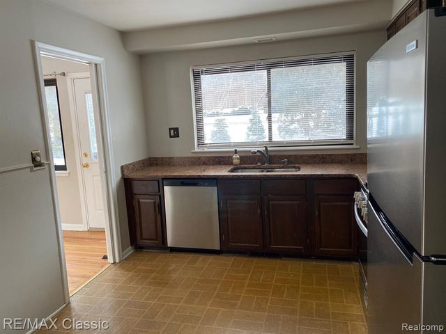 112 E Hickory Grove Road, Bloomfield Hills, MI 48304