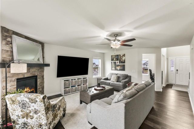 1084 Spruce COURT, Oconomowoc, WI 53066