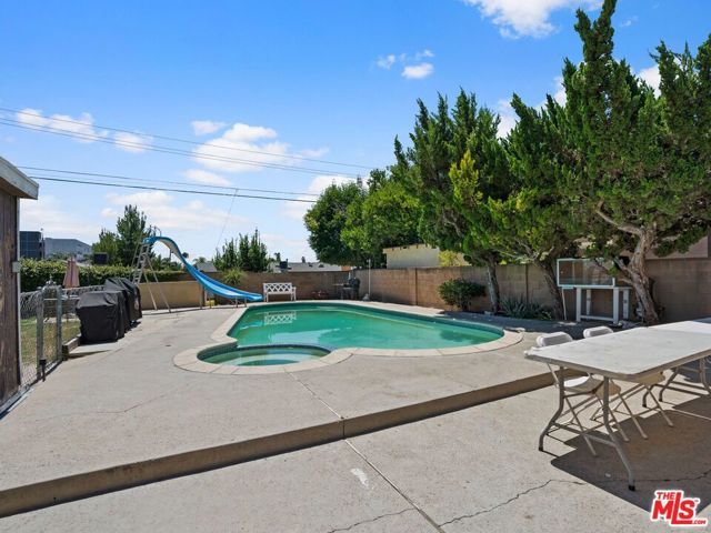 14992 Oro Grande Street, Sylmar (los Angeles), CA 91342