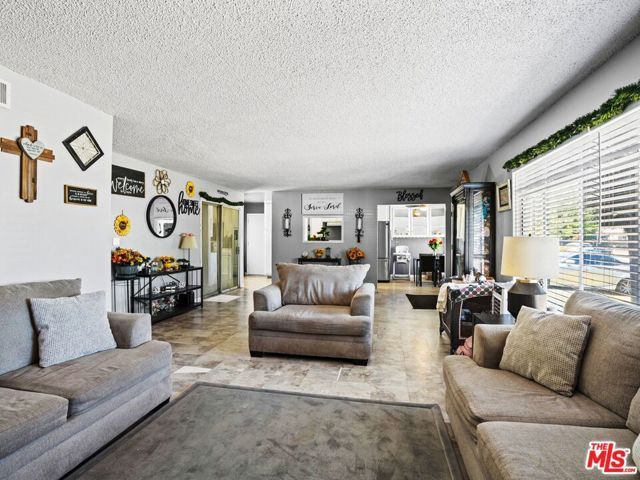14992 Oro Grande Street, Sylmar (los Angeles), CA 91342
