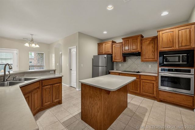 3900 W Vicksburg Street, Broken Arrow, OK 74011