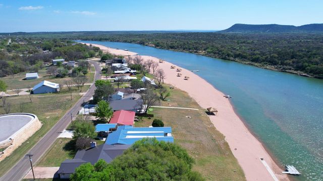 4690 River Oaks DR, Kingsland, TX 78639