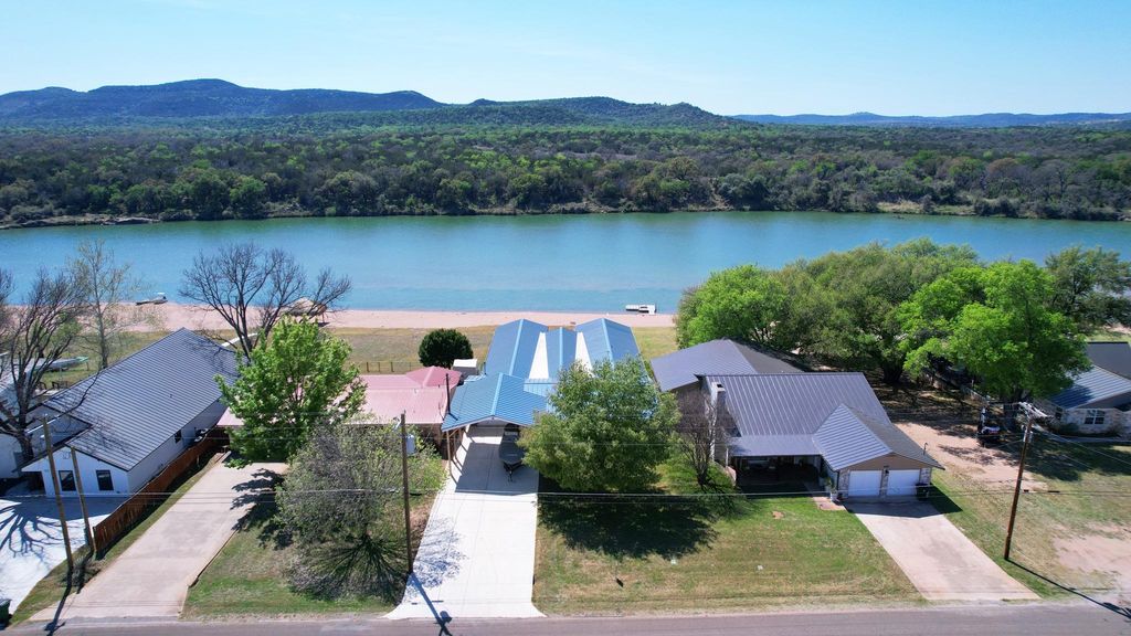 4690 River Oaks DR, Kingsland, TX 78639