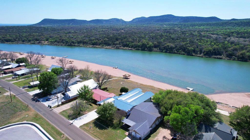 4690 River Oaks DR, Kingsland, TX 78639