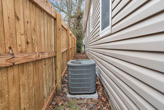 1406 E Nora Street, Springfield, MO 65803