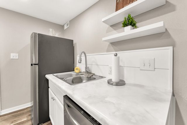 1406 E Nora Street, Springfield, MO 65803