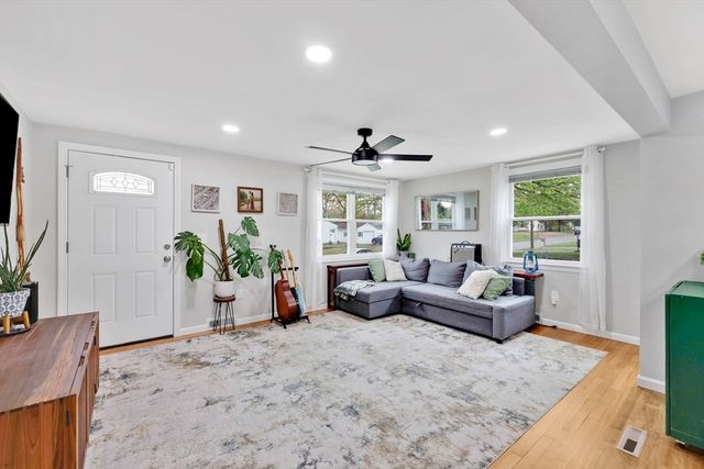 152 Shady Brook Ln, Springfield, MA 01118