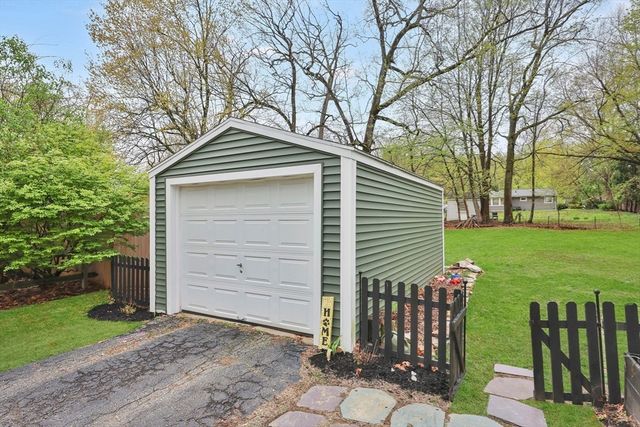 152 Shady Brook Ln, Springfield, MA 01118