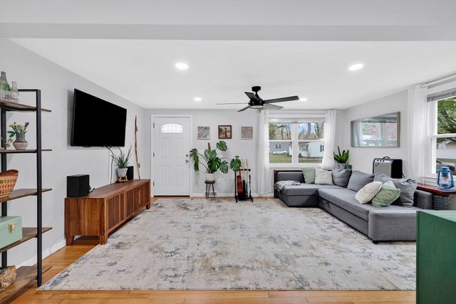 152 Shady Brook Ln, Springfield, MA 01118