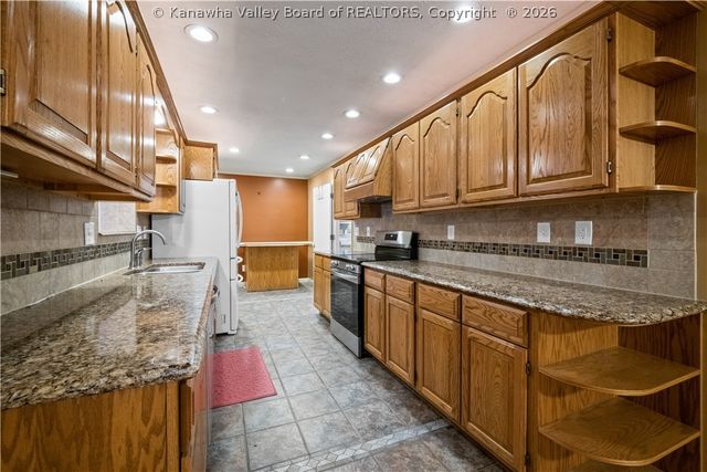 194 Shawnee Estates, Winfield, WV 25213