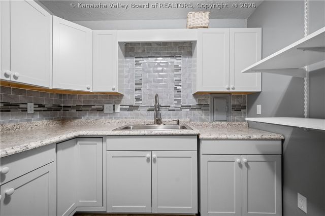 194 Shawnee Estates, Winfield, WV 25213