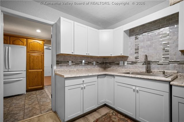 194 Shawnee Estates, Winfield, WV 25213