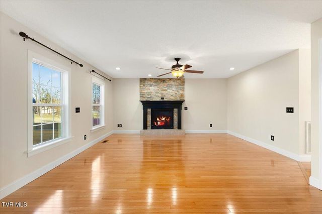 117 Barefoot Landing Drive, Blountville, TN 37617