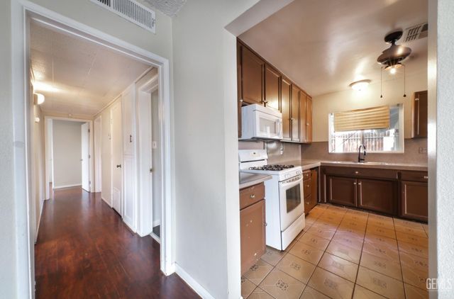 2208 Valencia Drive, Bakersfield, CA 93306